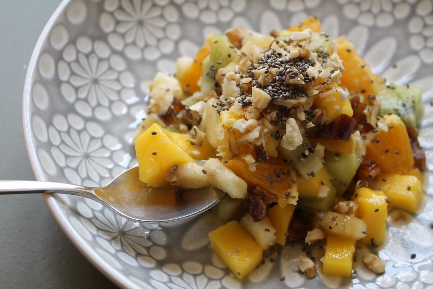 Obstsalat mit Datteln & Nüssen